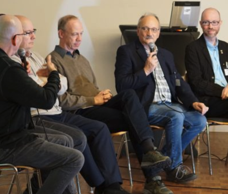 Mehrere GEP-Mitglieder sitzen im Halbkreis und diskutieren auf einer Veranstaltung.